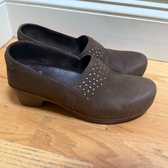 Dansko Mavis Brown Nubuck Leather Studded Slip On Clogs Shoes Size 39 US 9 - Picture 6 of 10